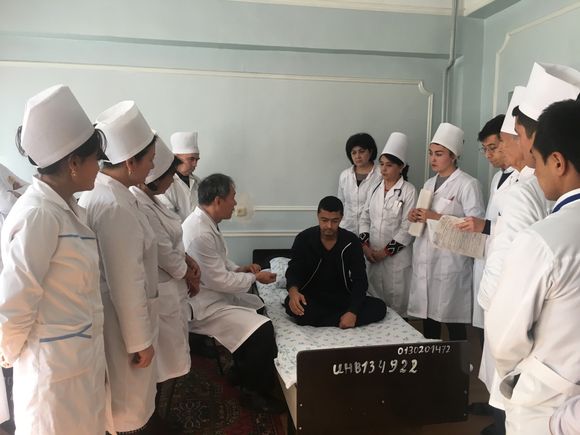 조광범 동산의료원 국제의료센터장이 안디잔 의대생들이 참석한 가운데 환자를 진료하고 있다. 사진 제공: 동산의료원