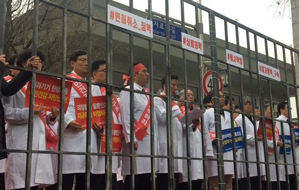 지난 11월 11일 대한의사협회 주최로 열린 전국의사 궐기대회 참가자들이 청와대 정문 앞으로 행진해 감옥에 갇히는 퍼포먼스를 하고 있다.