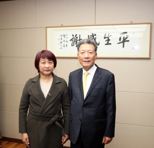 이성우 삼진제약 대표이사(오른쪽)가 LEPU Pharmaceuticals Li Chunli 총경리와 항혈전제 원료 공급 계약을 체결한 후 기념촬영을 하고 있다.