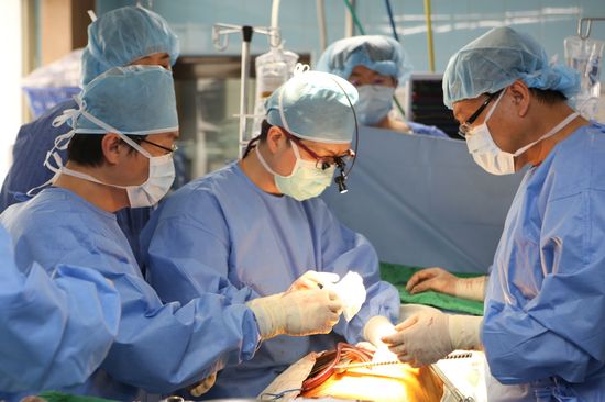 계명대학교 동산의료원 심장이식팀이 인공심장인 좌심실 보조장치 이식 수술을 하는 모습, 사진 제공: 동산의료원