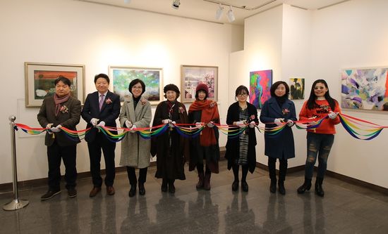 유디치과는 지난 14일 김종명 ㈜유디 사장을 비롯해 7인의 작가 및 관계자와 관람객 50여 명이 참석한 가운데 ‘2019 유디치과 달력 작품전’ 개막식을 개최했다.