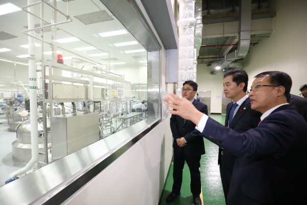 류영진 식품의약품안전처장이 지난 1월 22일 인천 송도 소재 셀트리온 본사를 방문했다.