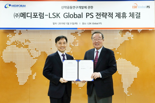 김찬규 메디포럼 대표(왼쪽)와 이영작 LSK Global PS 대표가 치매치료제 후보물질 ‘PM012’의 임상시험 대행계약 체결식 후 기념 촬영을 하고 있다.