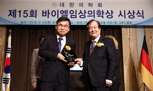 ‘제15회 바이엘임상의학상’을 수상하는 고대구로병원 김우주 교수.<사진 왼쪽>