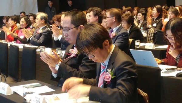 3월 21일 열린 대한간호조무사협회 총회에 참석한 최대집 대한의사협회 회장과 최혁용 대한한의사협회 회장이 나란히 앉아 있다.