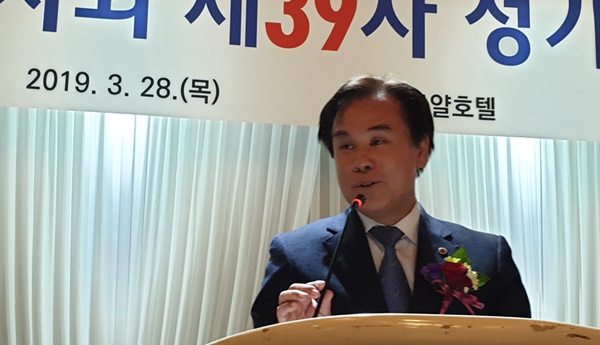  지난 3월 28일 인천로얄호텔에서 열린 인천광역시의사회 정기대의원총회에서 이광래 회장이 인사말을 하고 있다.