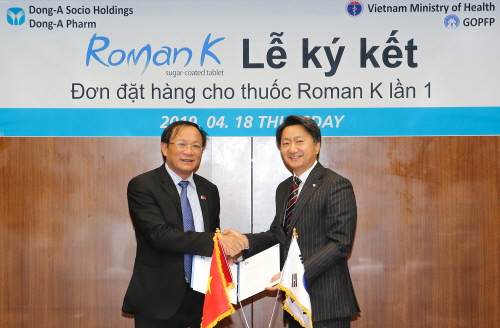 최호진 동아제약 사장(오른쪽)과 응웬 도안 뚜 베트남 인구가족계획국 국장이 사전피임약 수출계약을 체결하고 있다.