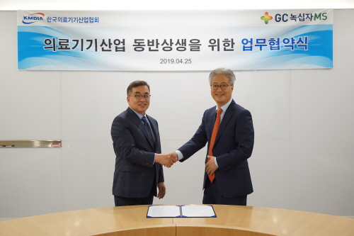 안은억 GC녹십자엠에스 대표(오른쪽)와 이경국 한국의료기기산업협회장이 동방상생 업무협약을 체결하고 있다.