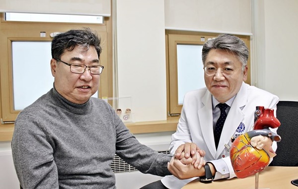 정기 진료를 받으러 온 이승영 환자와 윤영남 교수(사진 오른쪽부터). 사진 제공: 세브란스병원 