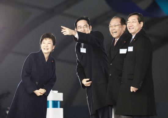 2015년 12월 21일 인천 송도에서 열린 삼성바이오로직스 제3공장 기공식에 참석한 박근혜 전 대통령과 이재용 삼성전자 부회장.