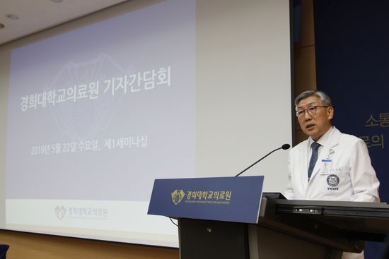 김기택 경희대학교의료원 의무부총장이 5월 22일 개최한 기자간담회에서 직제개편 관련 내용을 소개하고 있다. 사진 제공: 경희대의료원