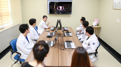 충남대병원 대전지역암센터 폐암팀이 다학제 진료를 하는 모습. 사진 제공: 충남대병원 