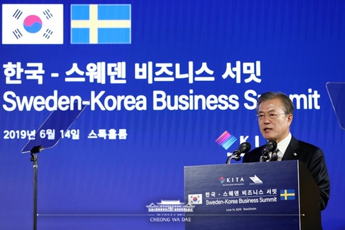 문재인 대통령이 지난 14일 스웨덴 스톡홀룸에서 열린 한국-스웨덴 비즈니스 서밋에서 기조연설을 하고 있다. (사진제공 청와대)