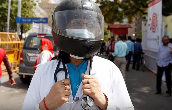 지난 2017년에는 인도에서 진료 결과에 불만을 품은 환자 가족들의 의료인 폭행 사건이 잇따르자 의사들이 항의 표시로 오토바이 헬멧을 쓰고 진료에 나서기도 했다.