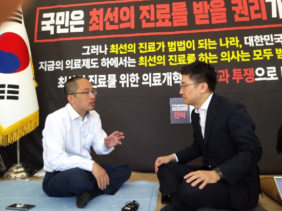 의협 회관을 방문한 김세연(오른쪽) 국회 보건복지위원회 위원장이 최대집(왼쪽) 의협 회장과 의료현안에 대해 얘기를 나누고 있다