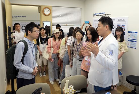 중국 절강중의약대학 학생들이 자생한방병원을 견학하며 설명을 듣고 있다. 사진 제공: 자생한방병원