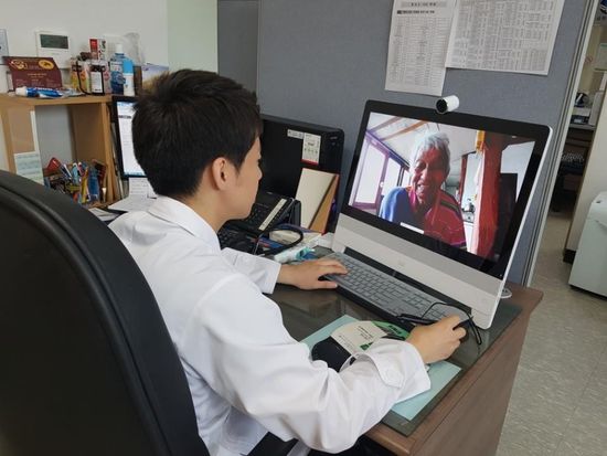 충남 홍성군은 복지부가 시행하는 '의료취약지 의료지원 시범사업'의 일환으로 지난 2017년 10월부터 의료취약지 주민을 대상으로 '보건의료기관 ICT 활용 방문진료사업'을 펴고 있다.