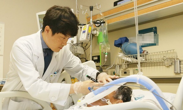 서울아산병원 신경과 전상범 교수가 환자를 돌보는 모습. 사진 제공: 서울아산병원