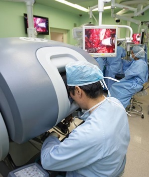 세브란스병원 의료진이 다빈치 로봇수술을 하는 모습.