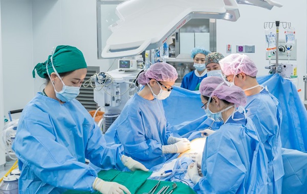 이대서울병원 장기이식팀이 86세 뇌사자의 장기를 적출하는 모습.