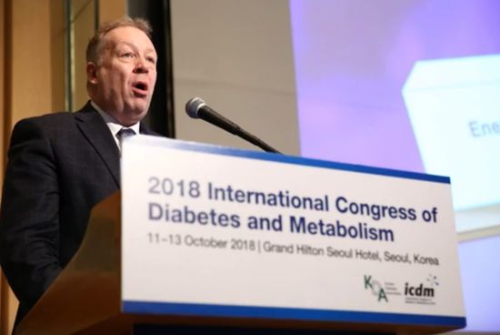 2018년 10월 11일부터 13일까지 열린 'ICDM 2018(2018 International Congress of Diabetes and Metabolism)'에서 미국 텍사스 사우스웨스턴 의대 필립 쉐러(Philipp E. Scherer) 교수가 지방세포에 대한 기조강연을 하고 있다.