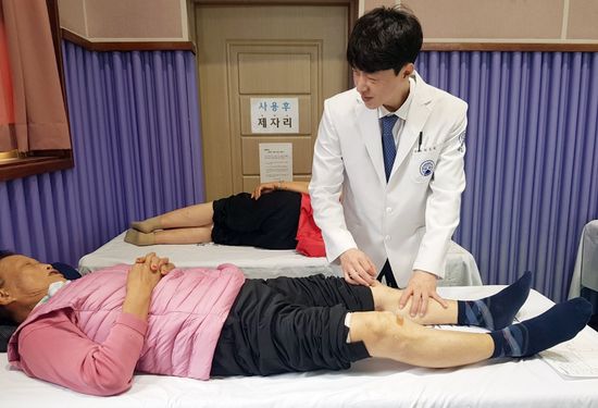 청주자생한방병원 최우성 병원장이 진료소를 찾은 환자에게 침치료를 실시하고 있다. 사진 제공: 자생의료재단