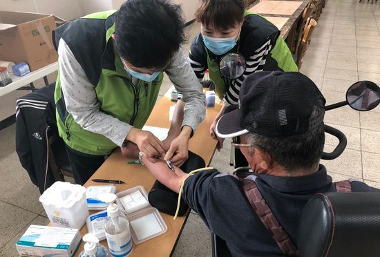 연평도 섬 주민이 검사를 위해 채혈을 하고 있다. 사진 제공: 인천의료원