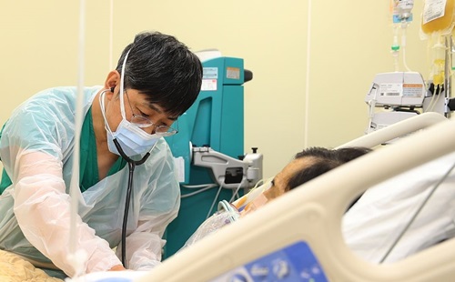 서울아산병원 송기원 교수가 중환자실에 입원한 급성간부전 환자를 진찰하고 있다