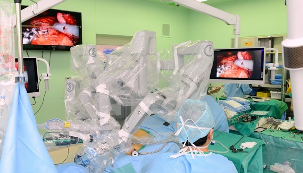 허규하 교수팀이 다빈치 로봇 수술기를 이용해 신장이식 수술을 하는 모습.