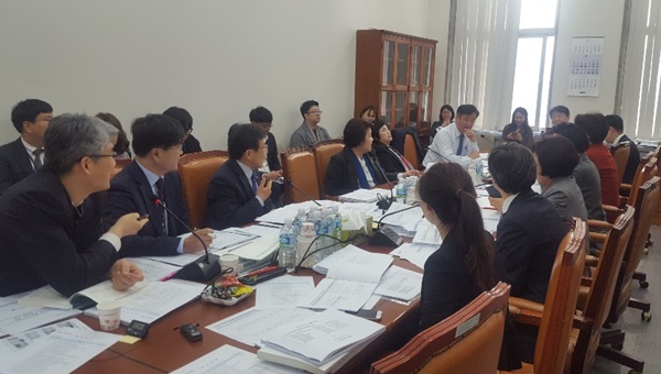 국회 보건복지위원회 법안심사소위 회의 모습.