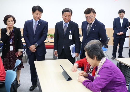 김강립 차관이 지난 10월 24일 충남 아산시 치매안심센터를 방문한 모습