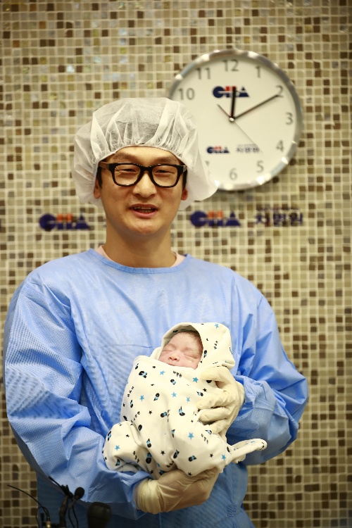 아빠 최재석씨(40세)가 2020년 1월 1일 0시 0분에 차병원에서 태어난 아들 매미(태명, 3.38kg)를 안고 기뻐하고 있다. 사진 제공: 강남차병원