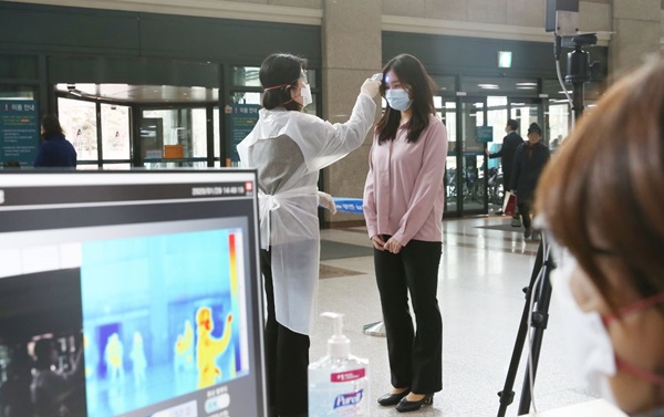 서울아산병원은 신종 감염병의 원내 유입을 사전에 차단하기 위해 주요 출입구에 열화상 카메라 10대를 설치하고 환자와 보호자 등 병원 방문자 전체의 체온을 측정하고 있다. 사진은 기사 내용과 직접 관련이 없습니다.