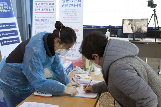 신종 코로나바이러스 감염증 확진 환자를 격리치료하고 있는 서울의료원은 감염 확산 방지와 예방을 위해 모든 이용객을 대상으로 발열, 이동경로, 증상 여부 확인하고 있다. 사진 제공: 서울의료원