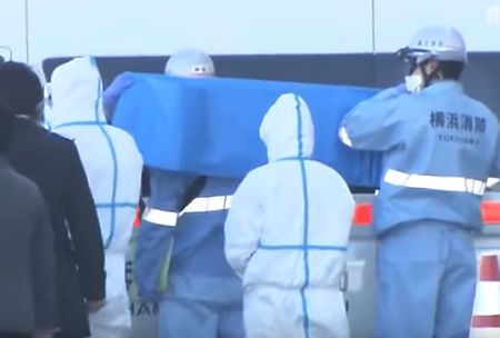 일본 요코하마항에 정박 중인 크루즈선의 검역에 참여하는 현장 의료진들.