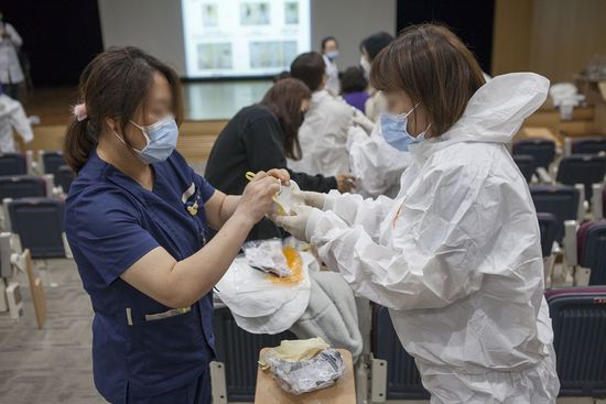 서울의료원 간호사들이 코로나19 전담병원 전환 준비를 위해 레벨D 보호구 착탈의 훈련을 실시하고 있다.