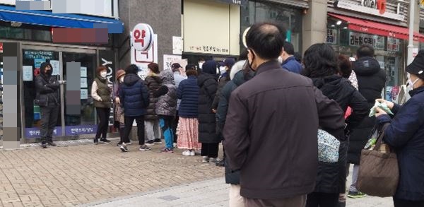 지난 1일 서대문구의 한 약국 앞에서 방역용 마스크를 구매하기 위해  기다리는 시민들의 긴 대기줄 모습 .