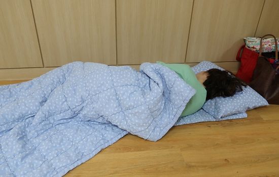 병원장례식장 한 편에 누워 쪽잠을 자고 있는 코로나19 전담병원 간호사 모습. 사진 제공: 대한간호협회