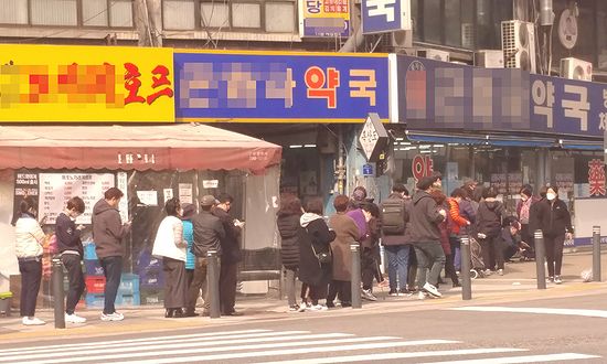 마스크 5부제 시행 첫날인 9일 오후, 서울 마포구의 한 약국 앞에서 마스크를 구매하기 위해 길게 늘어선 대기줄 모습.