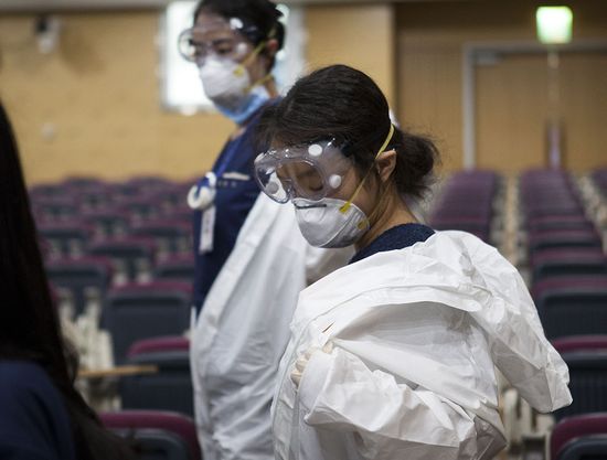 코로나19 전담병원 전환을 앞두고 개인보호구 착탈의 교육을 받고 있는 서울의료원 간호사들.