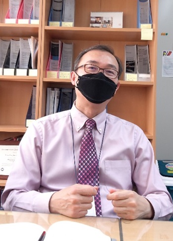 인터뷰 진행은 코로나19 감염 예방 차원에서 마스크를 착용한 채 했다.