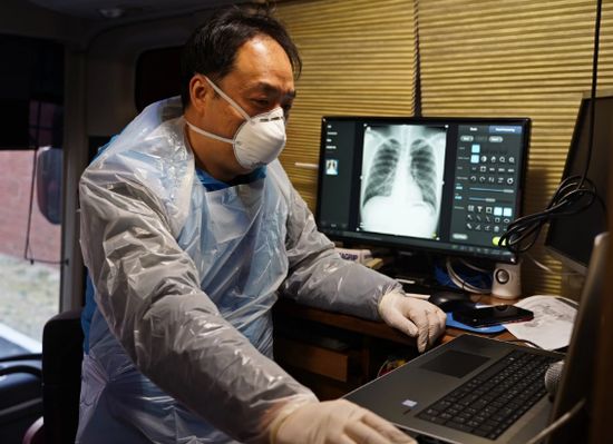 서울대병원 문경 인재원 생활치료센터에서 방사선사가 검사를 진행하고 있다.