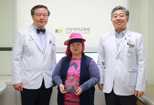 사진 왼쪽부터 건양대병원 최원준 의료원장, 김수옥 씨, 외과 최인석 교수