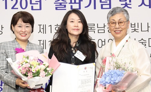 김수진 교수(가운데)가 한미약품 마케팅사업부 박명희 전무(왼쪽)와 한국여자의사회 이향애 회장(오른쪽)과 함께 기념촬영을 하고 있다.