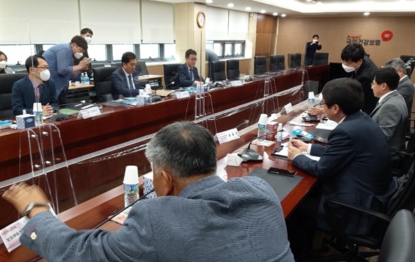 지난 21일 서울 당산동 국민건강보험공단 스마트워크센터에서 건강보험공단과 의사협회 협상단 간 1차 수가협상이 열렸다.  협상단 테이블에는 코로나19 감염예방을 위해 투명아크릴 가림막을 설치했다..   