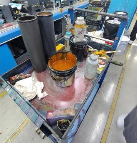 인쇄 공장의 내부 모습: 여러 가지 화학약품이 사용되고 있으나 보호구를 쓴 노동자는 없다(2019년 4월)