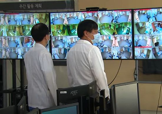 서울의료원 종합상황실에 격리치료 병상 상황을 모니터링하기 위해 설치된 CCTV 화면.