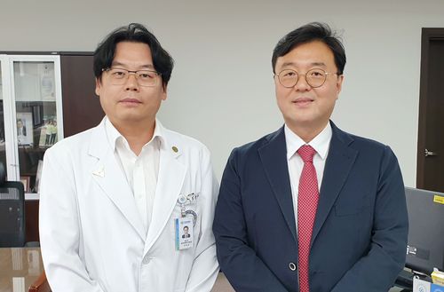사진 왼쪽부터 조인수 한일병원장, 고도일 서울시병원회장.