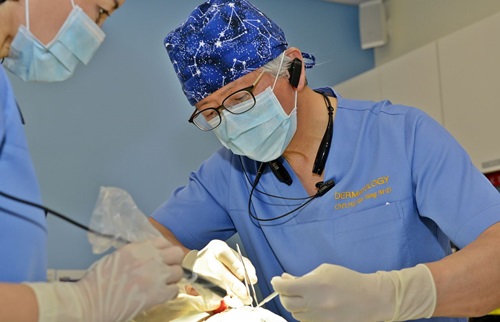 세브란스병원 정기양 교수가 모즈수술을 집도하는 모습.