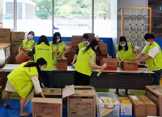 서울시 서남병원 직원들이 의료취약계층에게 우편으로 발송할 건강관리 관련 물품을 포장하고 있다. 사진 제공: 서울시 서남병원